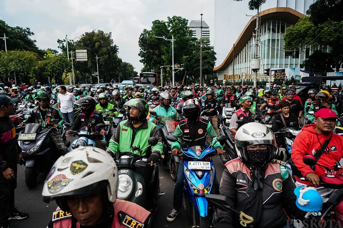 Ribuan pengemudi ojek online (ojol) menggelar aksi unjuk rasa di kawasan Patung Kuda, Jakarta, Selasa, 20 Mei 2025. (Sumber: Poskota/Bilal Nugraha Ginanjar)