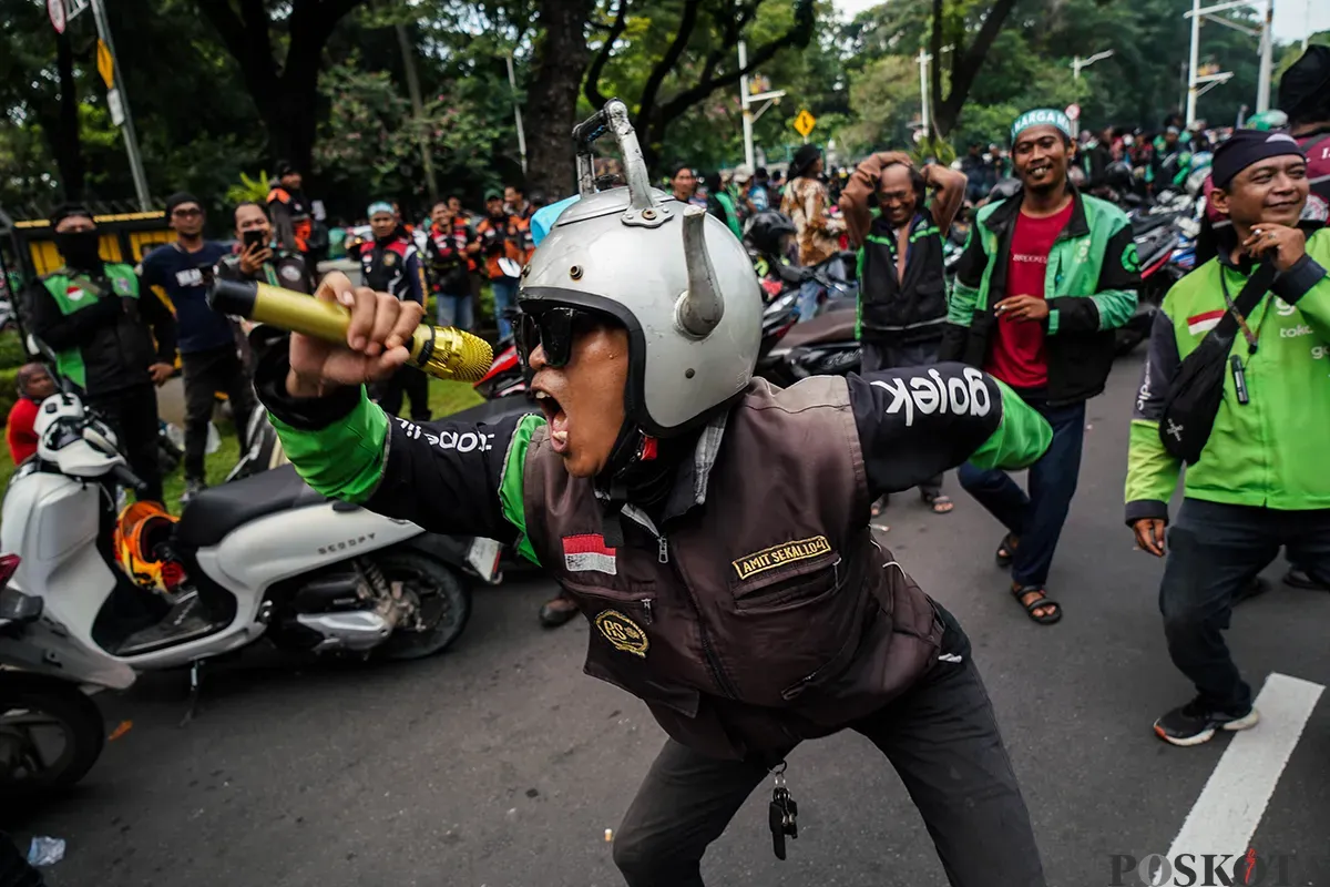 Ribuan pengemudi ojek online (ojol) menggelar aksi unjuk rasa di kawasan Patung Kuda, Jakarta, Selasa, 20 Mei 2025. (Sumber: Poskota/Bilal Nugraha Ginanjar)