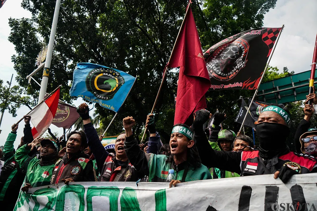 Ribuan pengemudi ojek online (ojol) menggelar aksi unjuk rasa di kawasan Patung Kuda, Jakarta, Selasa, 20 Mei 2025. (Sumber: Poskota/Bilal Nugraha Ginanjar)