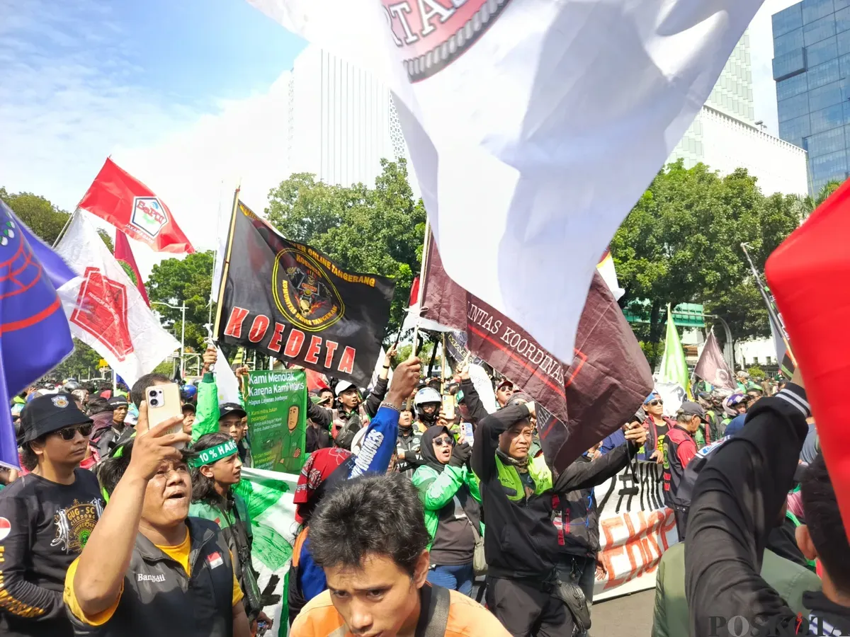 Ratusan driver ojek online (ojol) yang tergabung dalam berbagai aliansi terus berdatangan membanjiri kawasan Patung Kuda atau Patung Kuda Arjuna Wijaya, Jakarta Pusat, Selasa, 20 Mei 2025. (Sumber: Poskota/Ali Mansur)
