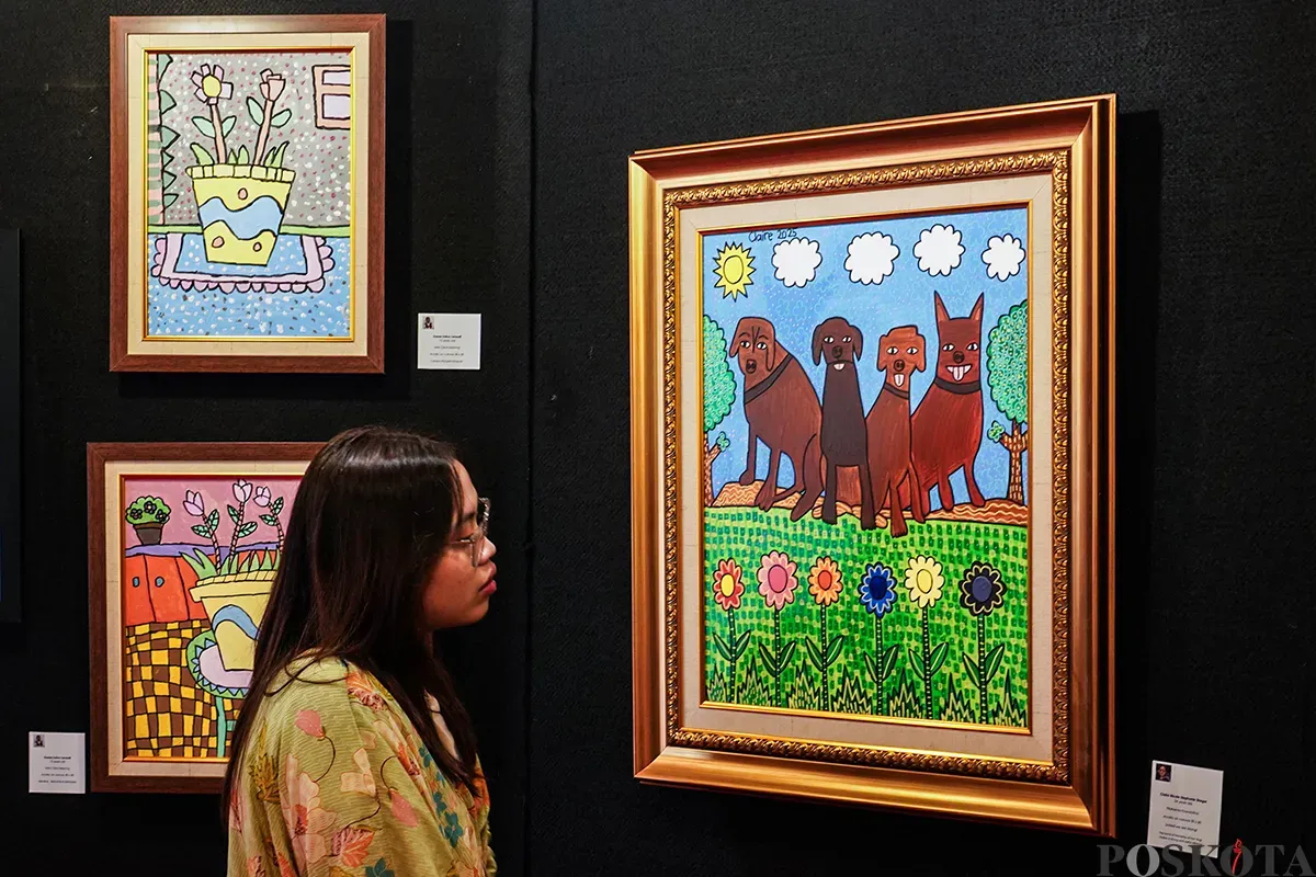 Pengunjung menikmati seni lukis karya seniman penyandang disabilitas pada Pameran Lukisan di Museum Kebangkitan Nasional, Jakarta, Selasa, 20 Mei 2025. (Sumber: Poskota/Bilal Nugraha Ginanjar)