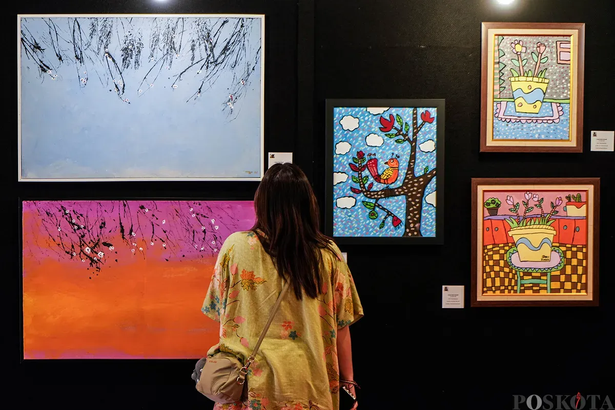 Pengunjung menikmati seni lukis karya seniman penyandang disabilitas pada Pameran Lukisan di Museum Kebangkitan Nasional, Jakarta, Selasa, 20 Mei 2025. (Sumber: Poskota/Bilal Nugraha Ginanjar)
