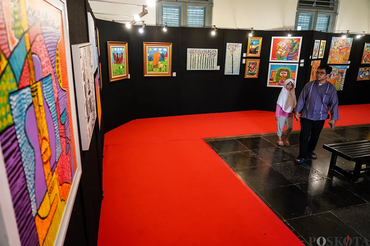Pengunjung menikmati seni lukis karya seniman penyandang disabilitas pada Pameran Lukisan di Museum Kebangkitan Nasional, Jakarta, Selasa, 20 Mei 2025. (Sumber: Poskota/Bilal Nugraha Ginanjar)