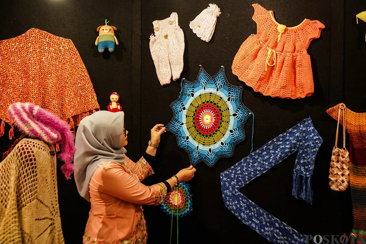 Pengunjung menikmati seni lukis dan sulam karya seniman penyandang disabilitas pada Pameran Lukisan di Museum Kebangkitan Nasional, Jakarta, Selasa, 20 Mei 2025. (Sumber: Poskota/Bilal Nugraha Ginanjar)