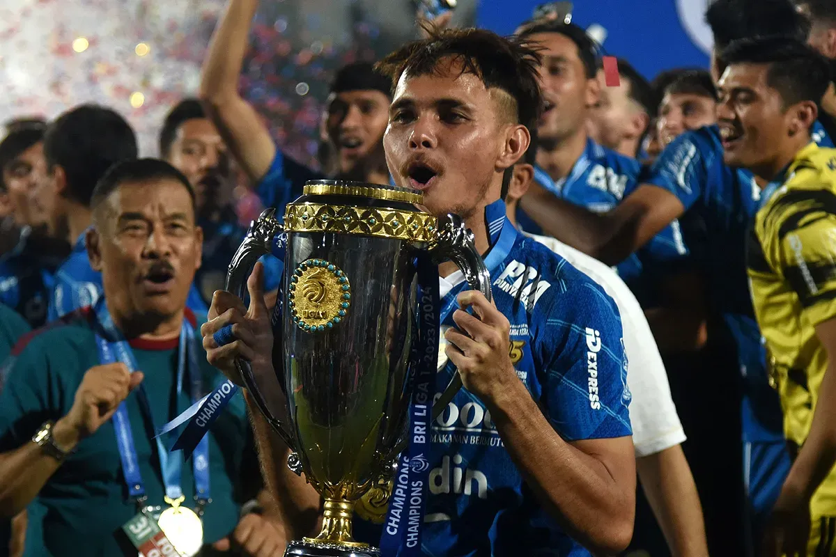 Piala Liga 1 saat diraih Persib di kompetisi musim 2023-24. (Sumber: persib.co.id)