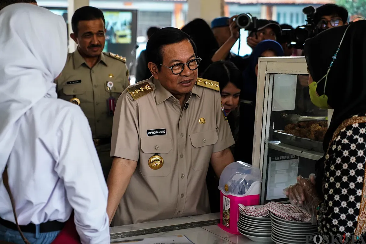 Gubernur Provinsi Jakarta, Pramono Anung, meninjau menu makanan yang dijual di Kantin Sehat di SMA dan SMK, Selasa, 20 Mei 2025. (Sumber: Poskota/Bilal Nugraha Ginanjar)