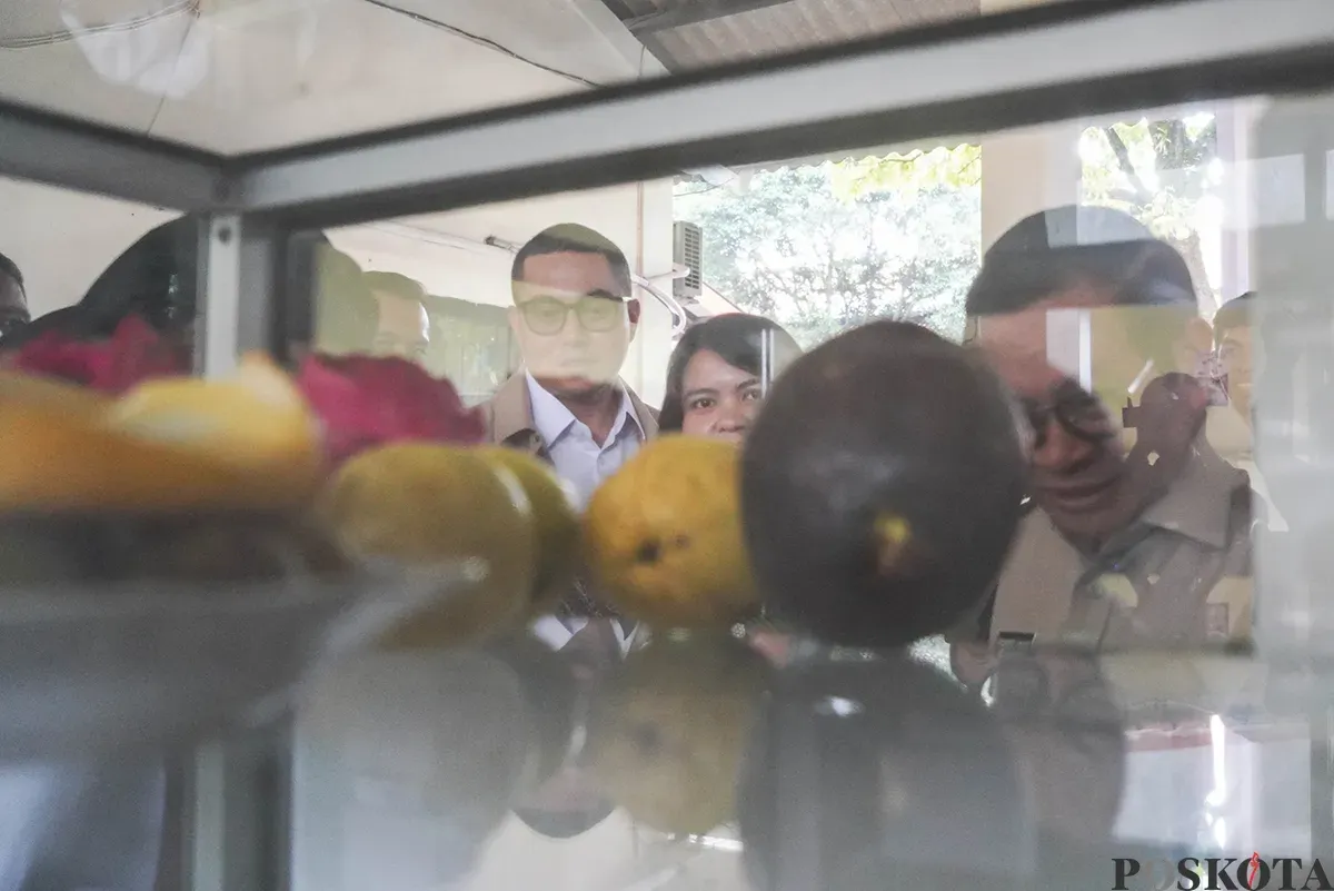 Gubernur Provinsi Jakarta, Pramono Anung, meninjau menu makanan yang dijual di Kantin Sehat di SMA dan SMK, Selasa, 20 Mei 2025. (Sumber: Poskota/Bilal Nugraha Ginanjar)