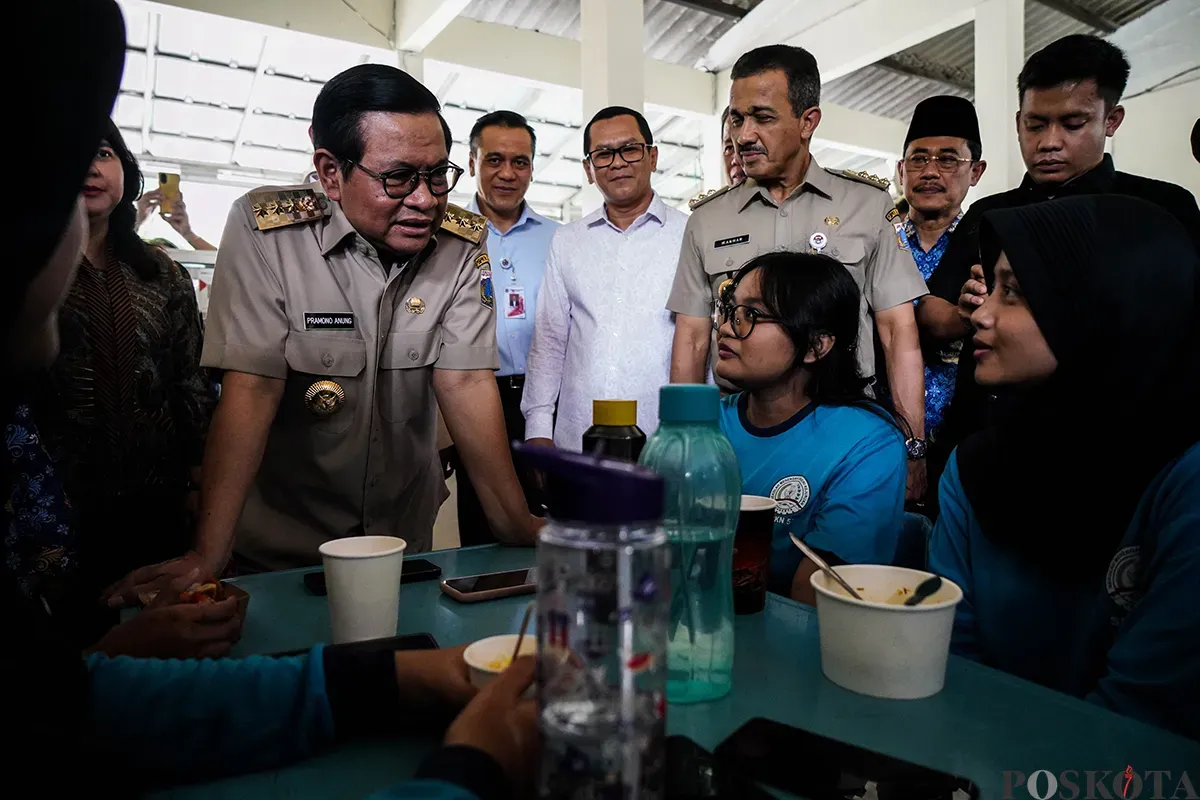 Gubernur Provinsi Jakarta, Pramono Anung, meninjau menu makanan yang dijual di Kantin Sehat di SMA dan SMK, Selasa, 20 Mei 2025. (Sumber: Poskota/Bilal Nugraha Ginanjar)