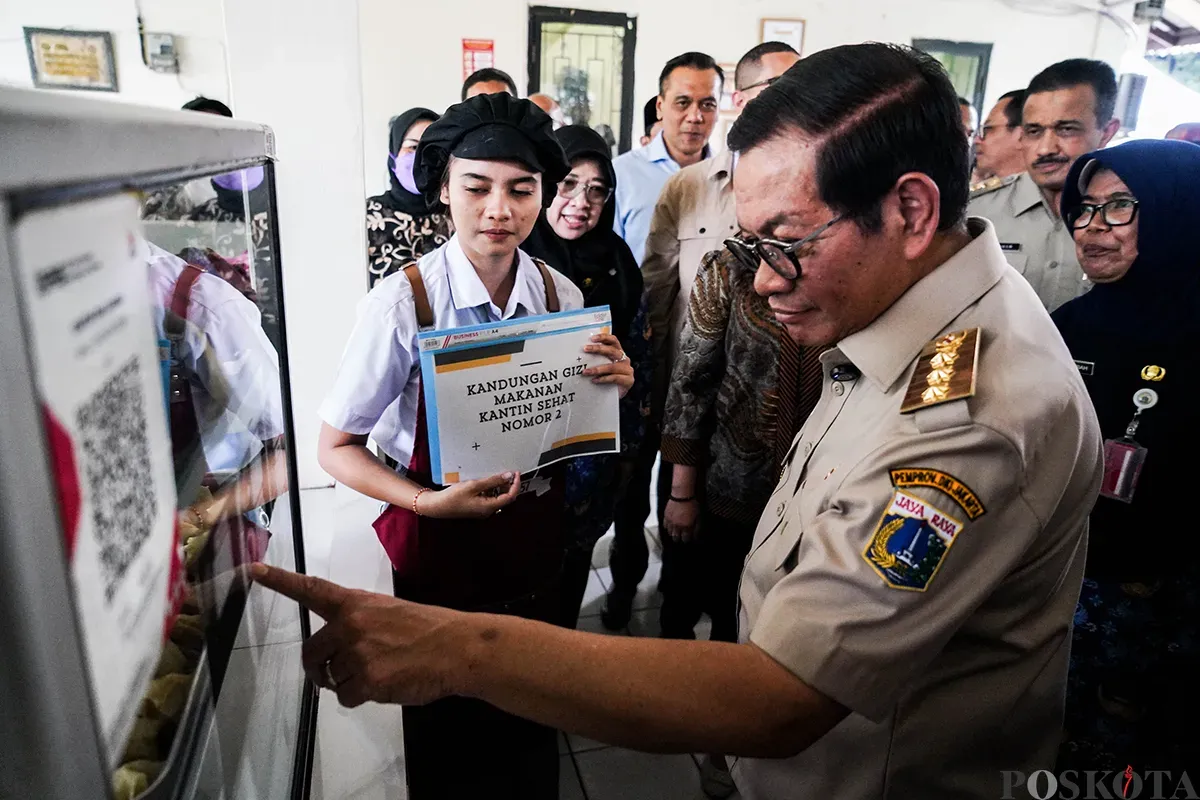 Gubernur Provinsi Jakarta, Pramono Anung, meninjau menu makanan yang dijual di Kantin Sehat di SMA dan SMK, Selasa, 20 Mei 2025. (Sumber: Poskota/Bilal Nugraha Ginanjar)
