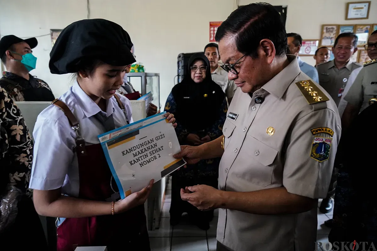 Gubernur Provinsi Jakarta, Pramono Anung, meninjau menu makanan yang dijual di Kantin Sehat di SMA dan SMK, Selasa, 20 Mei 2025. (Sumber: Poskota/Bilal Nugraha Ginanjar)