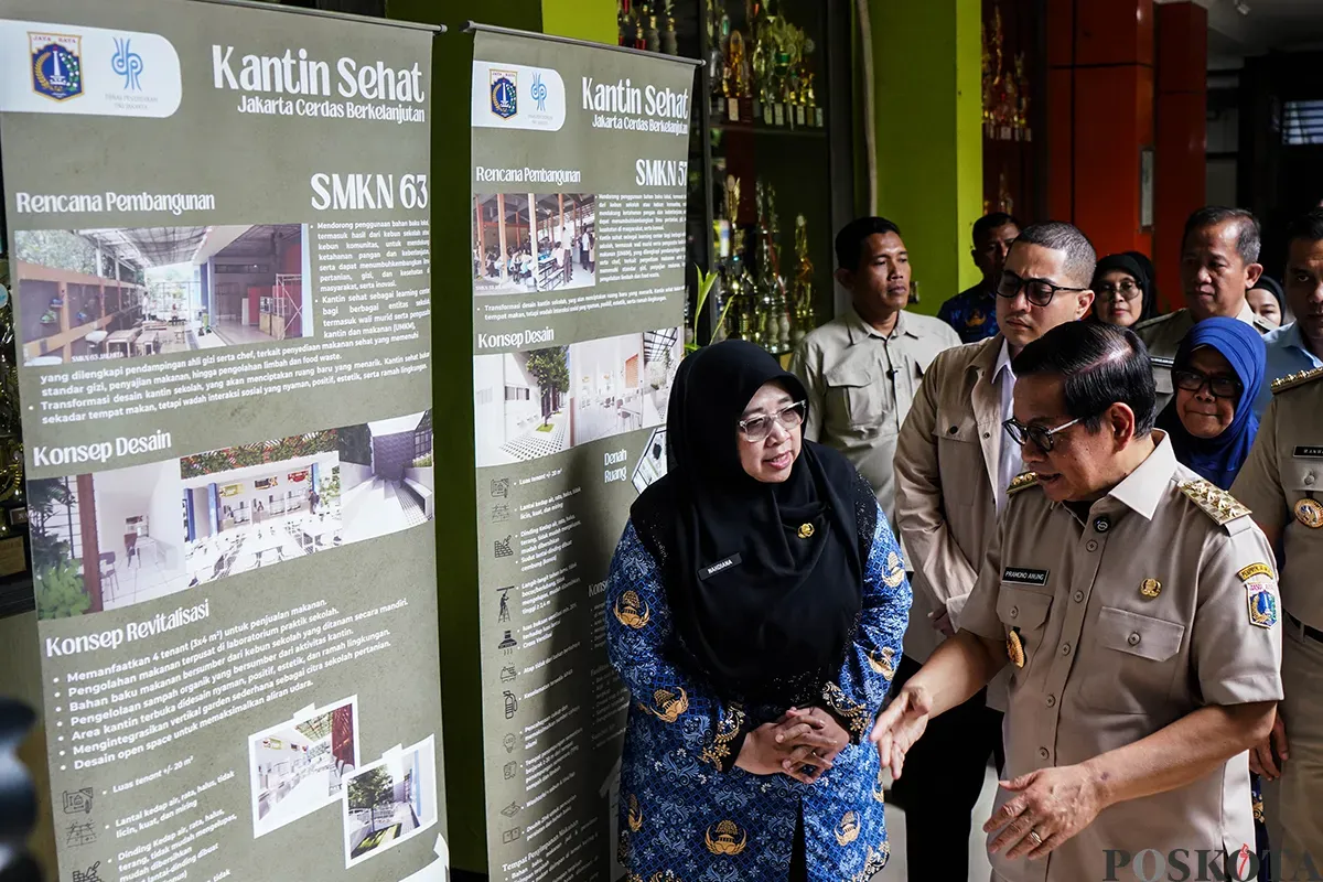 Gubernur Provinsi Jakarta, Pramono Anung, meninjau menu makanan yang dijual di Kantin Sehat di SMA dan SMK, Selasa, 20 Mei 2025. (Sumber: Poskota/Bilal Nugraha Ginanjar)