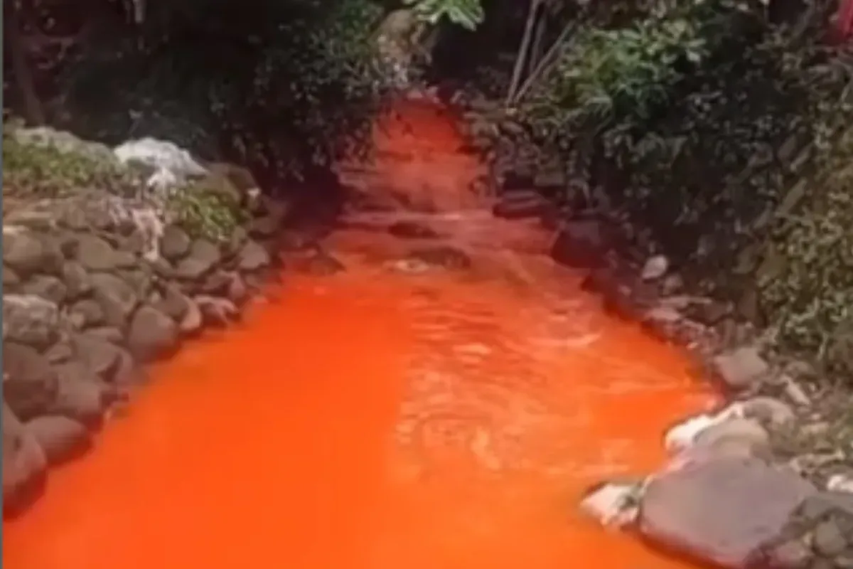 Sungai Citeureup di Bogor berubah warna menjadi oranye. (Sumber: Tangkap Layar Instagram/@jabodetabek24info)
