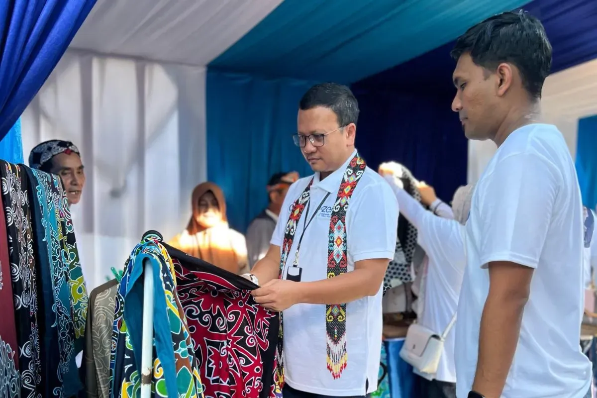 VP Sustainability Telkom Gunawan Wasisto Ciptaning Andri saat mengunjungi booth UMKM lokal unggulan binaan Rumah BUMN Telkom saat roadshow GoZero% Goes to Borneo. (Sumber: Dok. Telkom Indonesia)