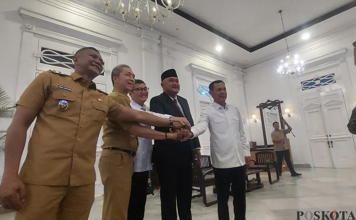 Wali Kota Bogor, Dedie Rachim dan Wakil Wali Kota Bogor, Jenal Mutaqin beserta Bupati Bogor, Rudy Susmanto melakukan pertemuan di Balai Kota Bogor, Senin, 19 Mei 2025. (Sumber: Poskota/Sekar Putri Andini)