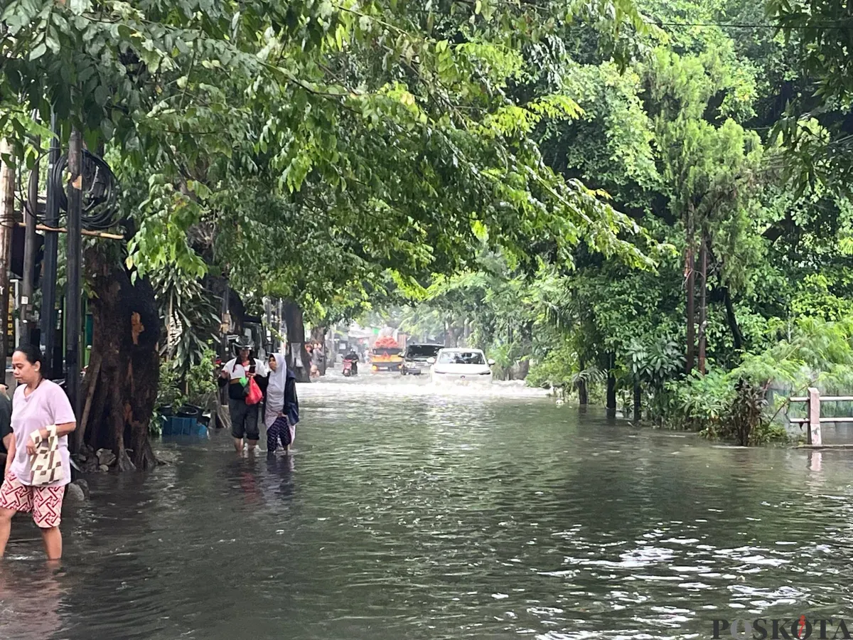 Banjir di Jalan Kebon Raya, Duri Kepa, Kebon Jeruk, Jakarta Barat, usai diguyur hujan deras pada Rabu, 21 Mei 2025 siang. (Sumber: Poskota/Pandi Ramedhan)
