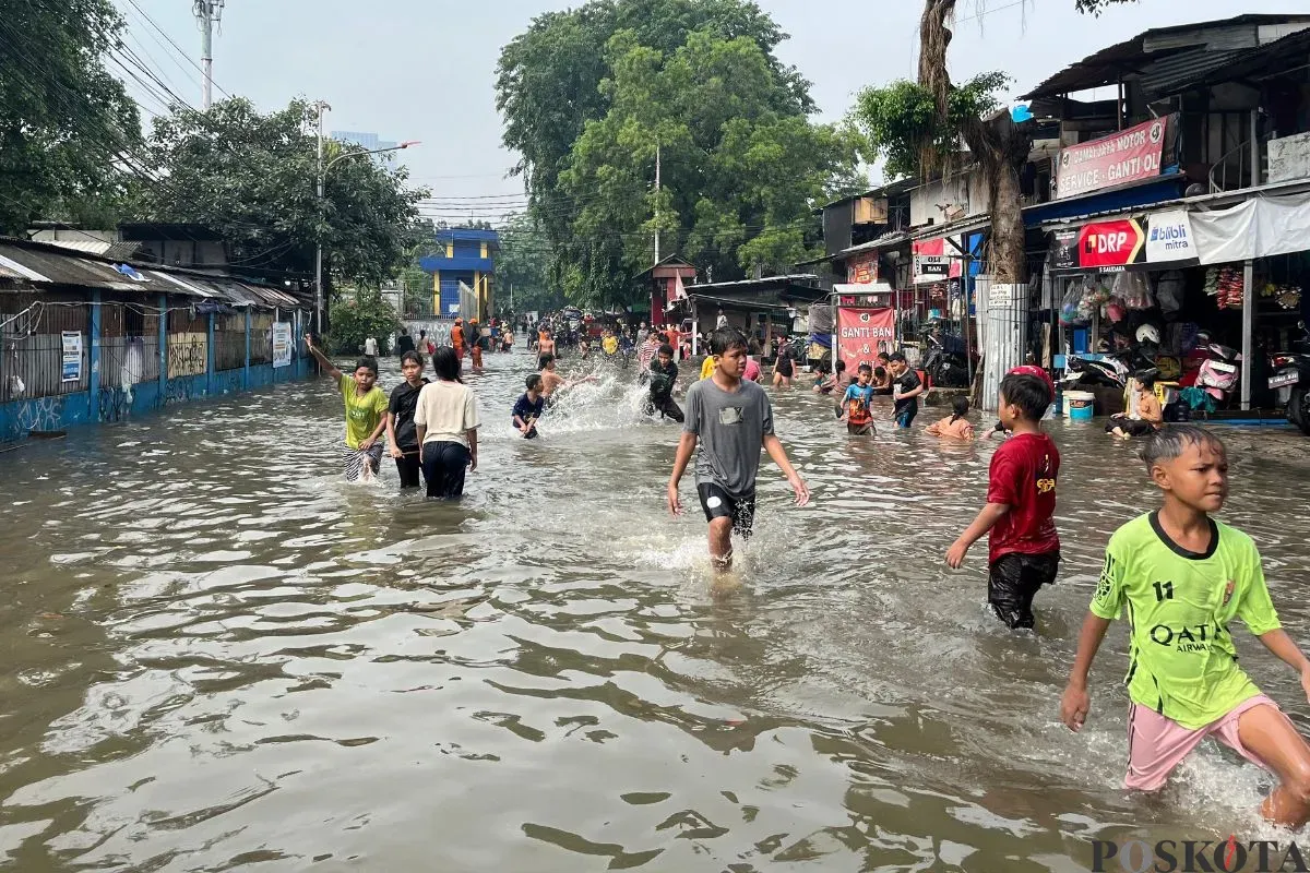 Lokasi banjir di Jalan Kebon Raya, Kebon Jeruk, Jakarta Barat, Rabu, 21 Mei 2025. (Sumber: Poskota/Pandi Ramedhan)