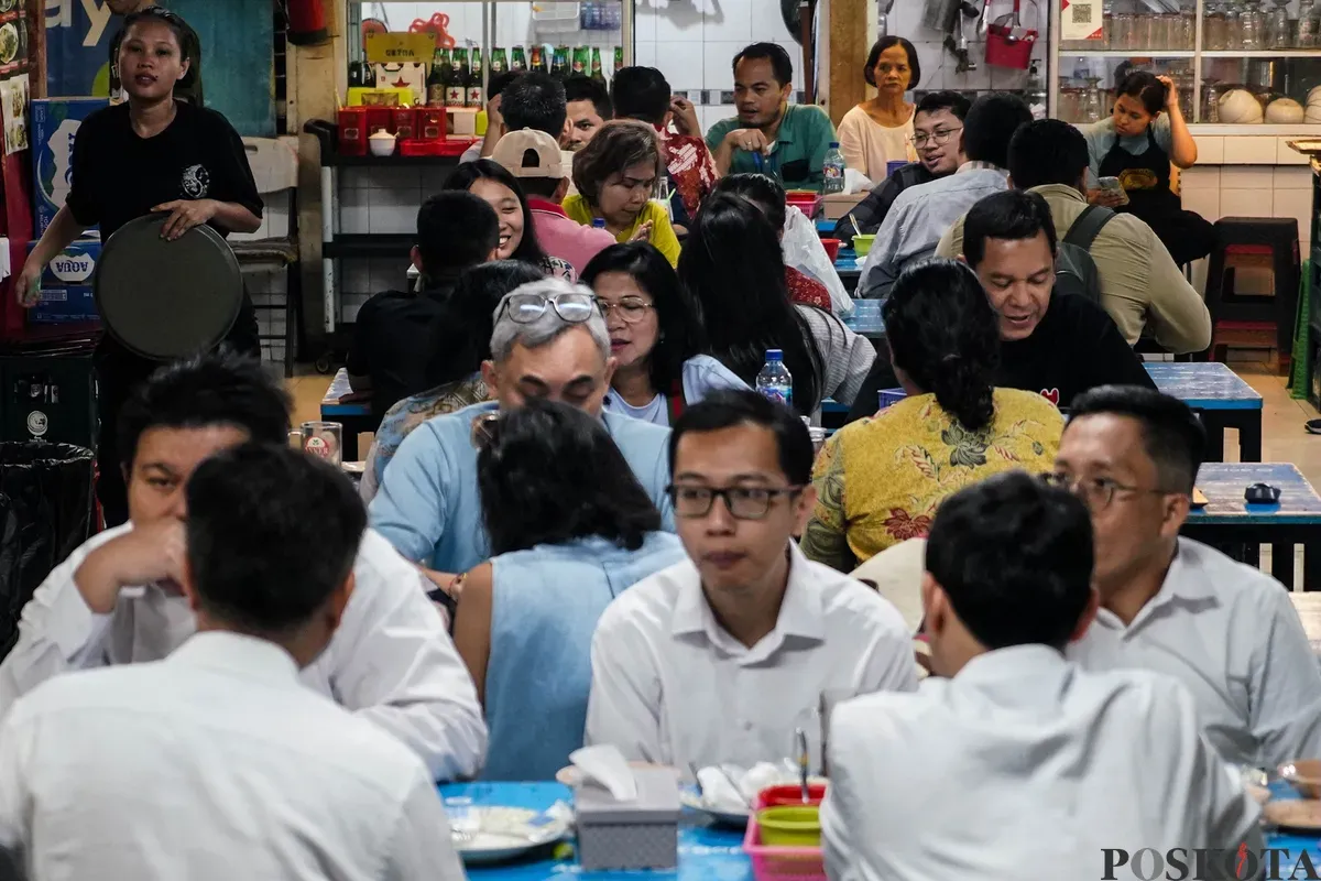 Sejumlah pekerja kantoran menikmati makan siang saat jam istirahat di kafetaria kawasan Blok M, Jakarta Selatan, Rabu, 21 Mei 2025. (Sumber: Poskota/Bilal Nugraha Ginanjar)