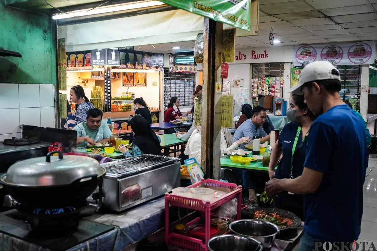 Sejumlah pekerja kantoran menikmati makan siang saat jam istirahat di kafetaria kawasan Blok M, Jakarta Selatan, Rabu, 21 Mei 2025. (Sumber: Poskota/Bilal Nugraha Ginanjar)