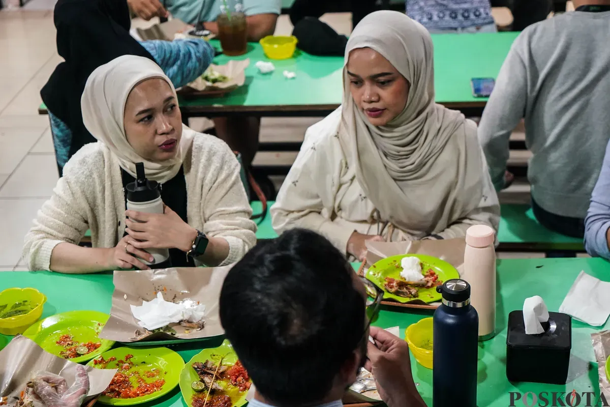 Sejumlah pekerja kantoran menikmati makan siang saat jam istirahat di kafetaria kawasan Blok M, Jakarta Selatan, Rabu, 21 Mei 2025. (Sumber: Poskota/Bilal Nugraha Ginanjar)