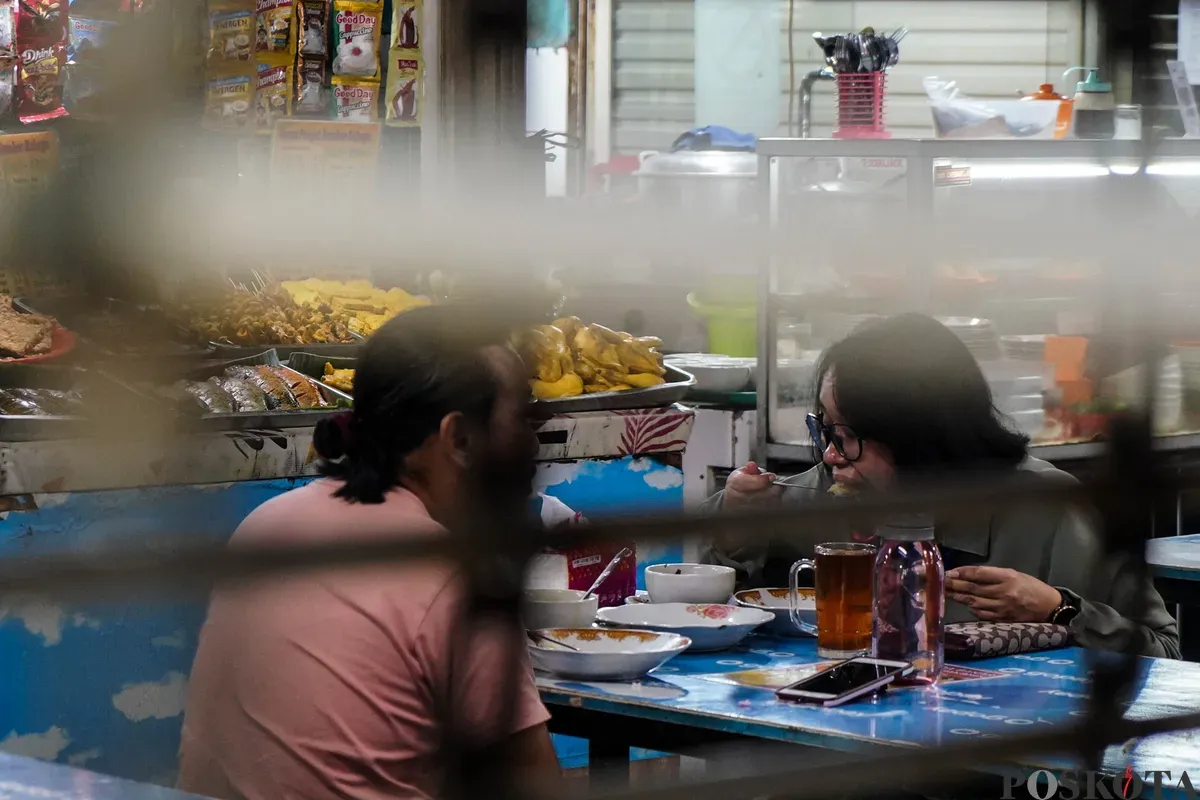 Sejumlah pekerja kantoran menikmati makan siang saat jam istirahat di kafetaria kawasan Blok M, Jakarta Selatan, Rabu, 21 Mei 2025. (Sumber: Poskota/Bilal Nugraha Ginanjar)