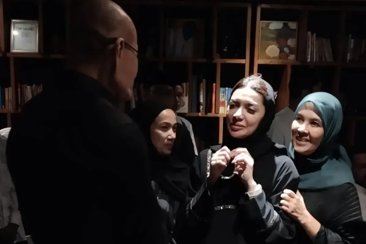 Momen Deddy Corbuzier melayat ke rumah duka suami Najwa Shihab, Ibrahim Sjarief Assegaf. (Sumber: Instagram/@mastercorbuzier)
