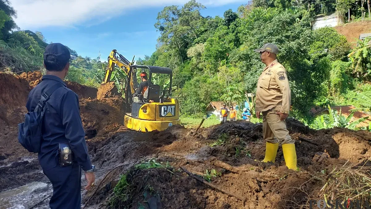 Kondisi tanah longsor di wilayah Kecamatan Lembang, Kabupaten Bandung Barat. (Sumber: Poskota/Gatot Poedji Utomo)