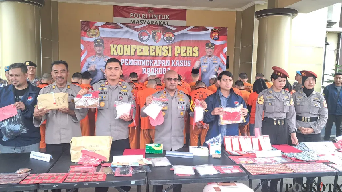Kapolres Serang AKBP Condro Sasongko menunjukkan barang bukti 3 kilogram sabu dari dua bandar narkoba. (Sumber: Poskota/Rahmat Haryono)