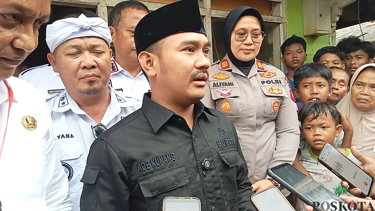 Bupati Bekasi Ade Kuswara Kunang datang ke lokasi kebakaran Pasar Bojong, Kedungwaringin, Kabupaten Bekasi, Rabu, 21 Mei 2025, untuk mendengarkan keluhan pedagang yang terdampak. (Sumber: Poskota/Nurpini Aulia Rapika)