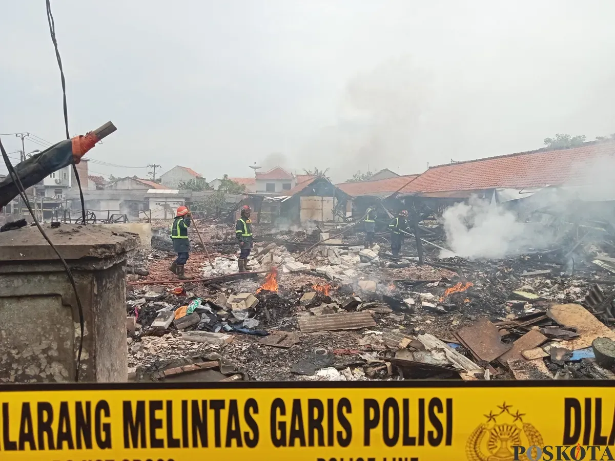 Puing-puing lapak pedagang Pasar Bojong, Desa Bojongsari, Kecamatan Kedungwaringin, Kabupaten Bekasi yang terbakar. (Sumber: Poskota/Nurpini Aulia Rapika)