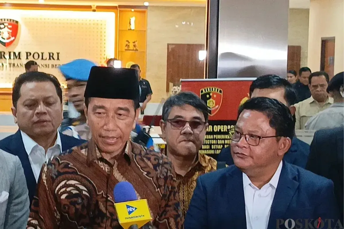 Presiden ke-7 Republik Indonesia Joko Widodo (Jokowi) telah menjalani pemeriksaan oleh penyidik Bareskrim Polri terkait tuduhan ijazah palsu, di Bareskrim Polri, Jakarta Selatan, Selasa, 20 Mei 2025. (Sumber: Poskota/Ali Mansur)