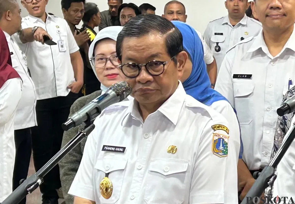 Gubernur Jakarta Pramono Anung saat memberikan pernyataan kepada awak media di Balai Kota DKI Jakarta, Rabu 21 Mei 2025. (Sumber: Poskota/M. Tegar Jihad)