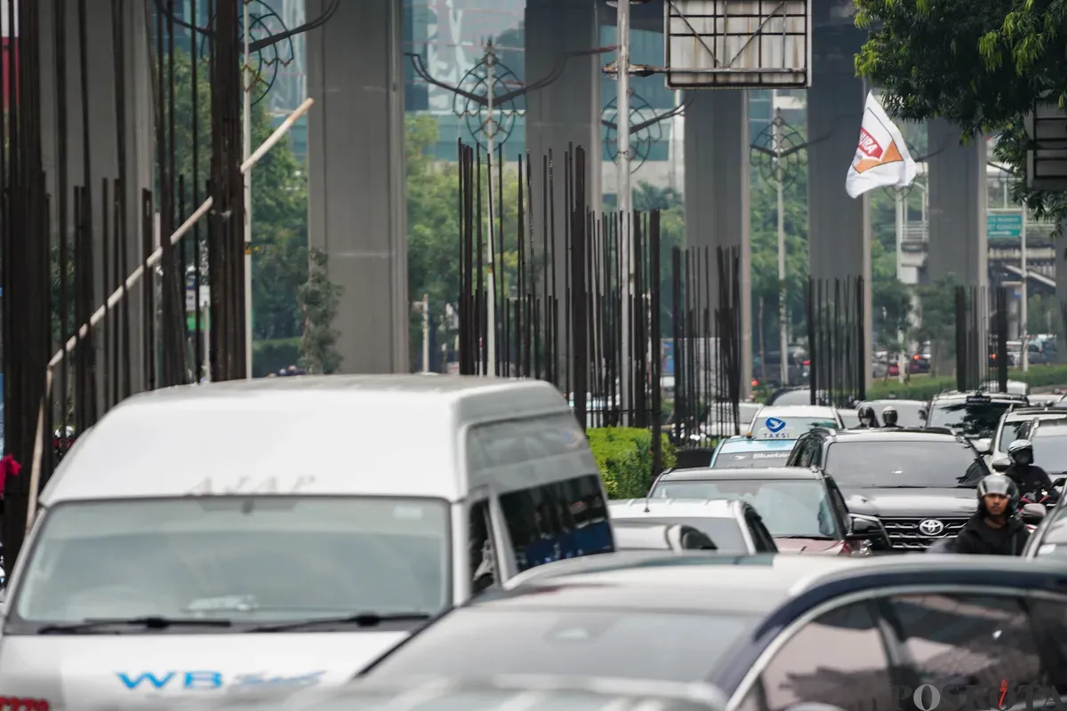 Sejumlah kendaraan melintas di samping deretan tiang pancang monorel yang belum selesai pengerjaannya di Jalan Rasuna Said, Kuningan, Jakarta Selatan, Rabu, 21 Mei 2025. (Sumber: Poskota/Bilal Nugraha Ginanjar)