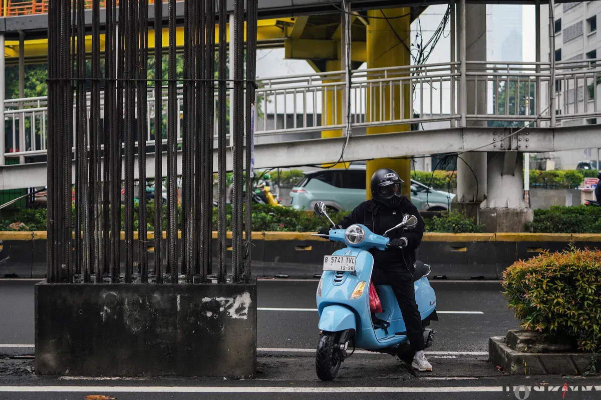 Sejumlah kendaraan melintas di samping deretan tiang pancang monorel yang belum selesai pengerjaannya di Jalan Rasuna Said, Kuningan, Jakarta Selatan, Rabu, 21 Mei 2025. (Sumber: Poskota/Bilal Nugraha Ginanjar)