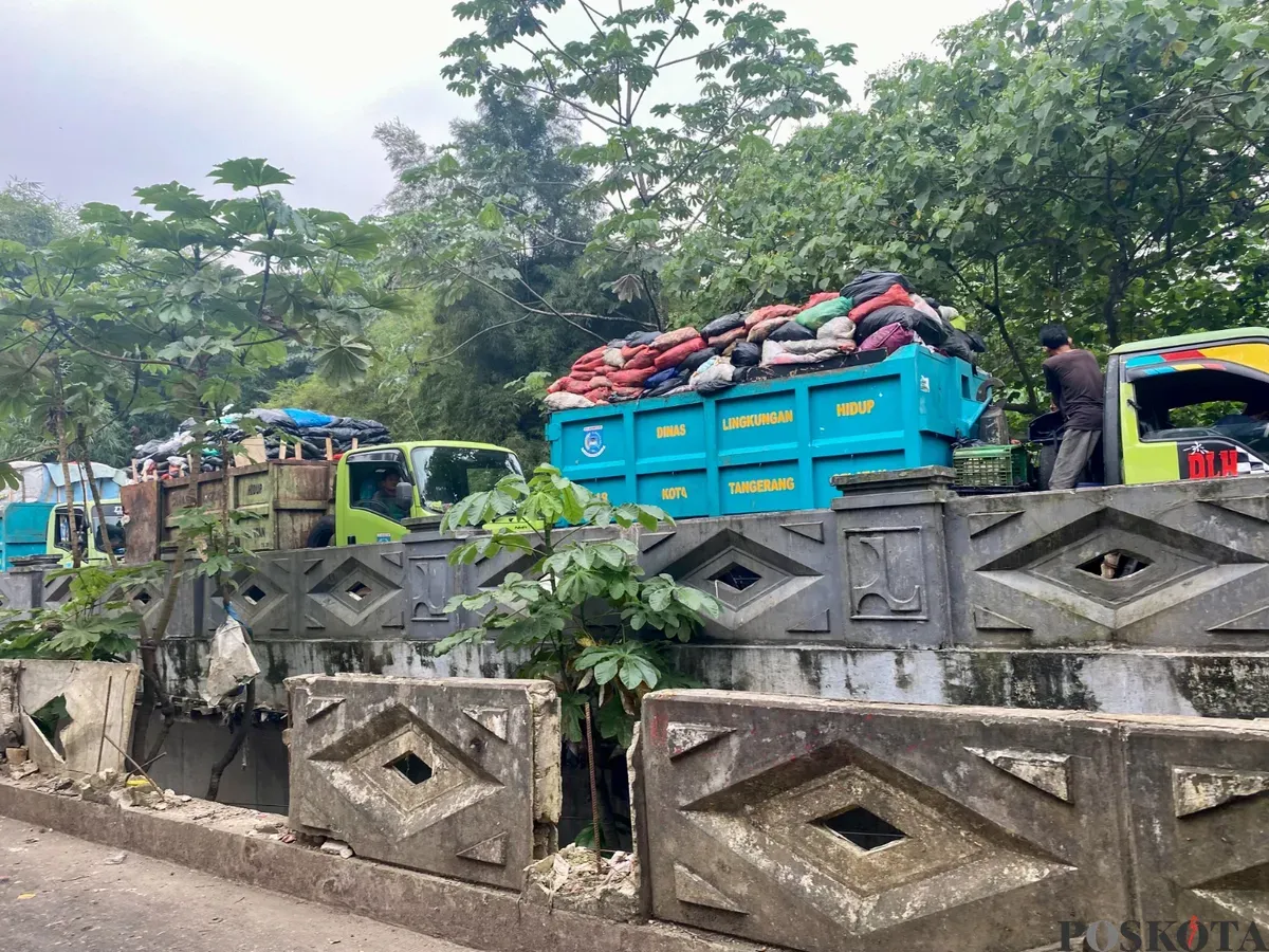 Sejumlah truk penuh sampah antre di TPA Cipeucang, Kabupaten Serang, Kota Tangerang Selatan pada Rabu, 21 Mei 2025. Tumpukan sampah di TPA ini telah mencapai 16 meter. (Sumber: Poskota/Primayanti Juli Kumala Manalu)