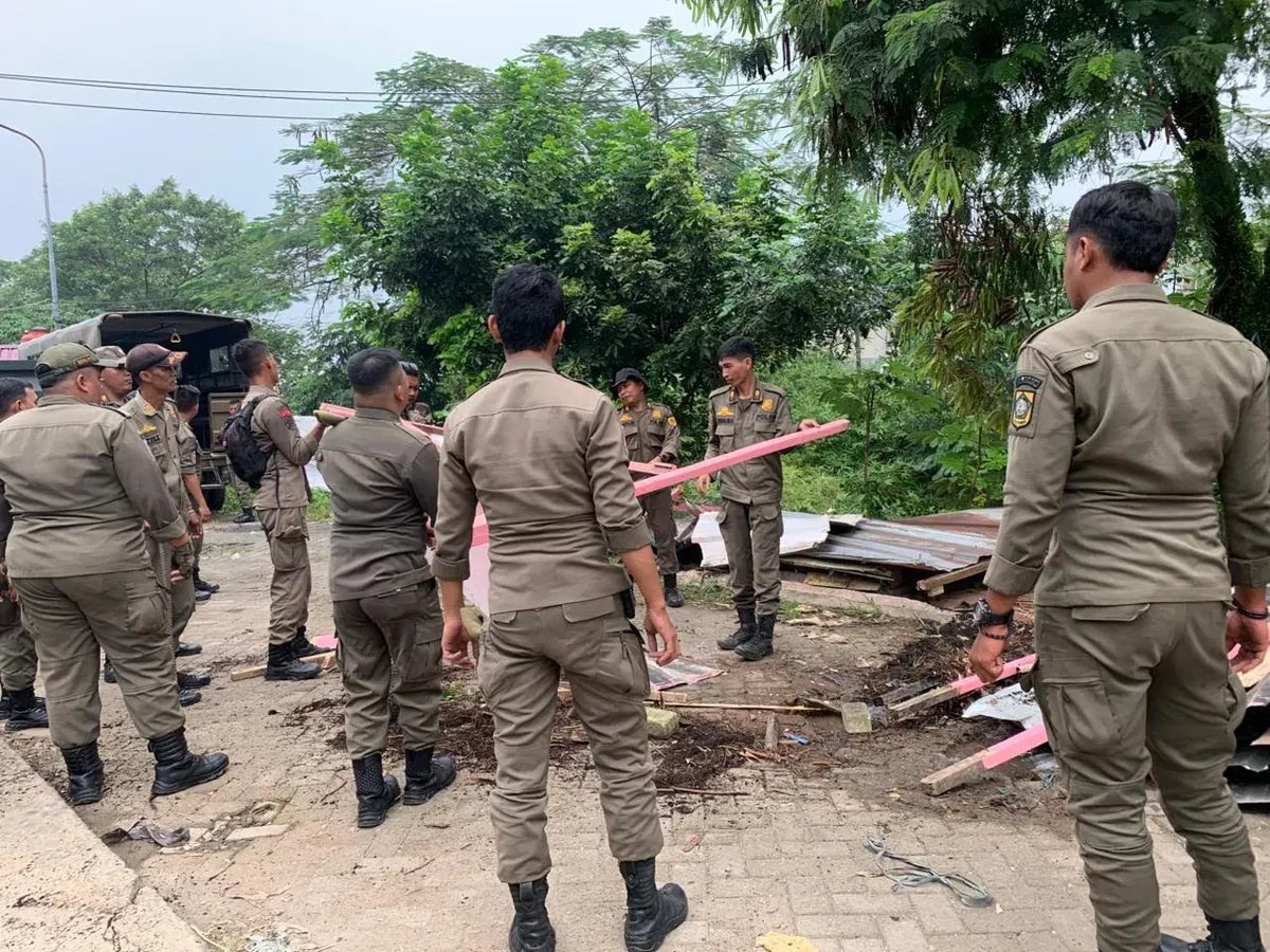 Satpol PP Kabupaten Bogor menertibkan Pedagang Kaki Lima (PKL) di sekiataran kawasan Pasar Ciluar, Rabu, 21 Mei 2025. (Sumber: Istimewa)