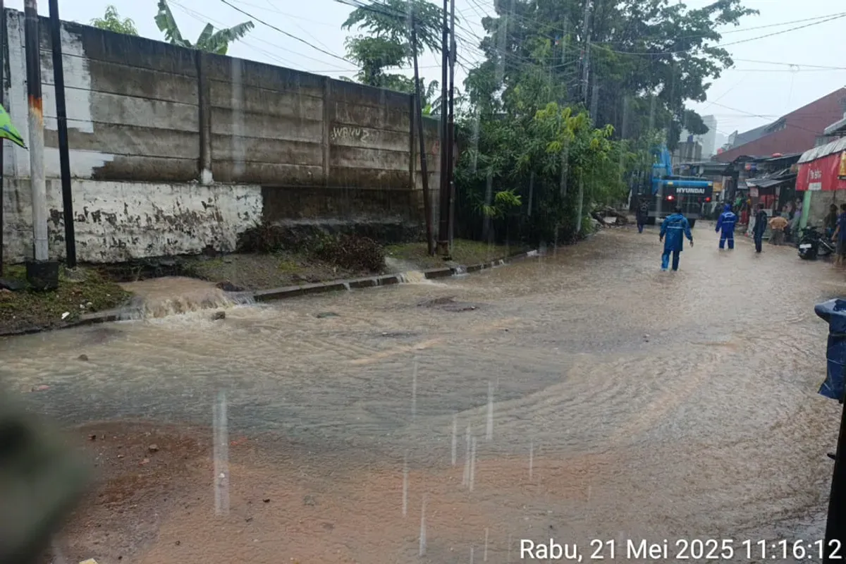 Tembok yang berlokasi di Jalan Raya AUP Rawa Minyak RT 06 RW 10, Pasar Minggu, Jakarta Selatan, jebol pada Rabu, 21 Mei 2025. (Sumber: BPBD)