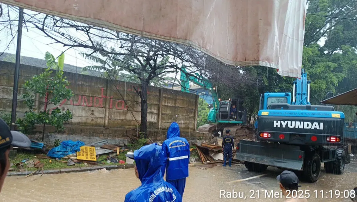 Tembok yang berlokasi di Jalan Raya AUP Rawa Minyak RT 06 RW 10, Pasar Minggu, Jakarta Selatan, jebol pada Rabu, 21 Mei 2025. (Sumber: BPBD)