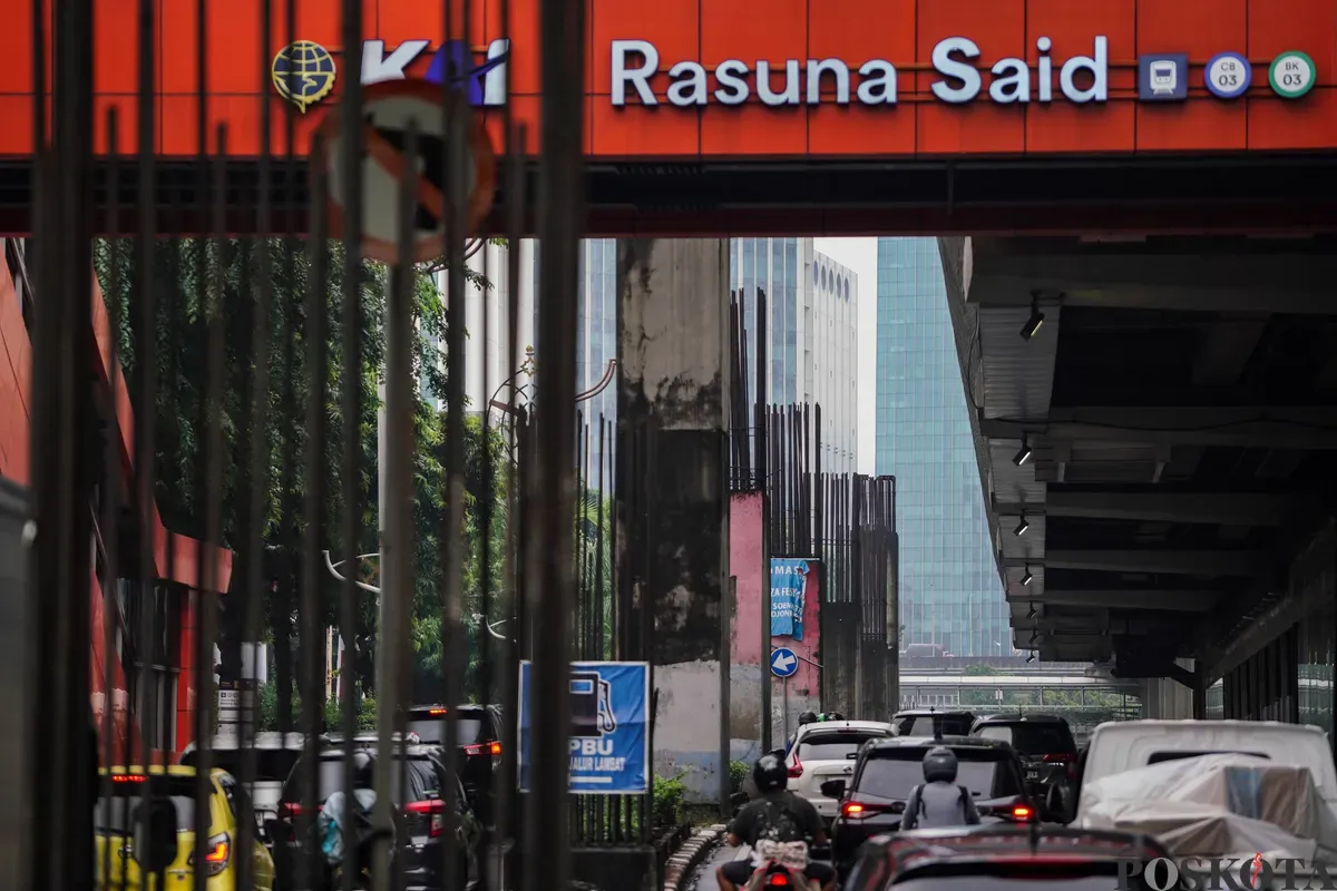 Sejumlah kendaraan melintas di samping deretan tiang pancang monorel yang belum selesai pengerjaannya di Jalan Rasuna Said, Kuningan, Jakarta Selatan, Rabu, 21 Mei 2025. (Sumber: Poskota/Bilal Nugraha Ginanjar)