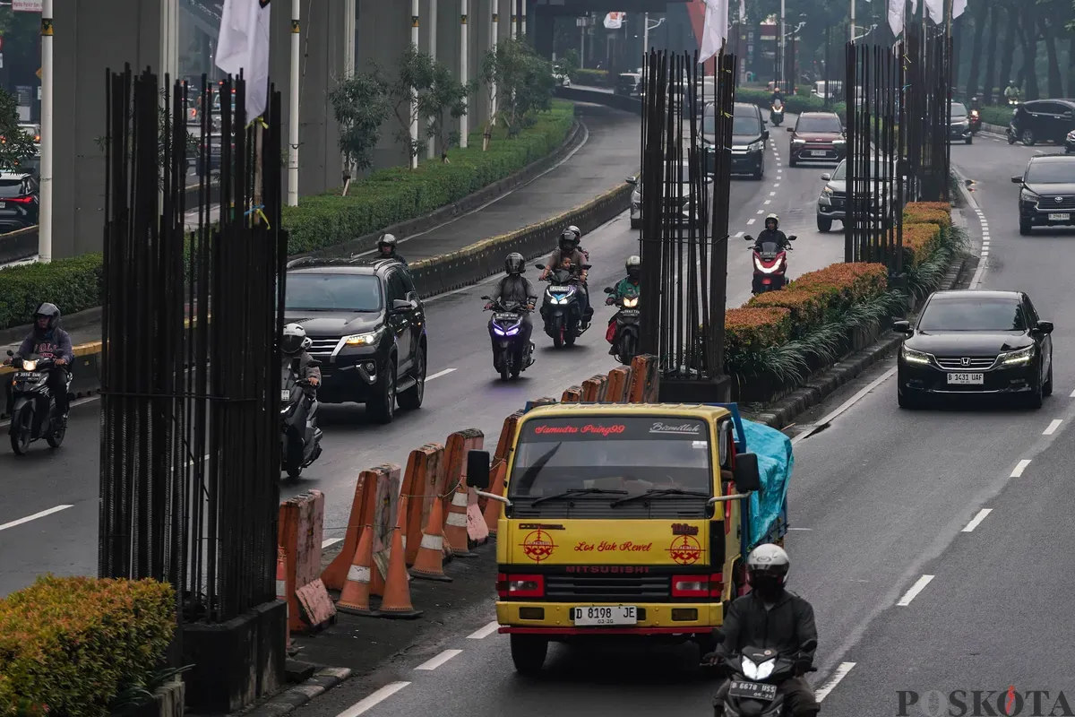 Sejumlah kendaraan melintas di samping deretan tiang pancang monorel yang belum selesai pengerjaannya di Jalan Rasuna Said, Kuningan, Jakarta Selatan, Rabu, 21 Mei 2025. (Sumber: Poskota/Bilal Nugraha Ginanjar)