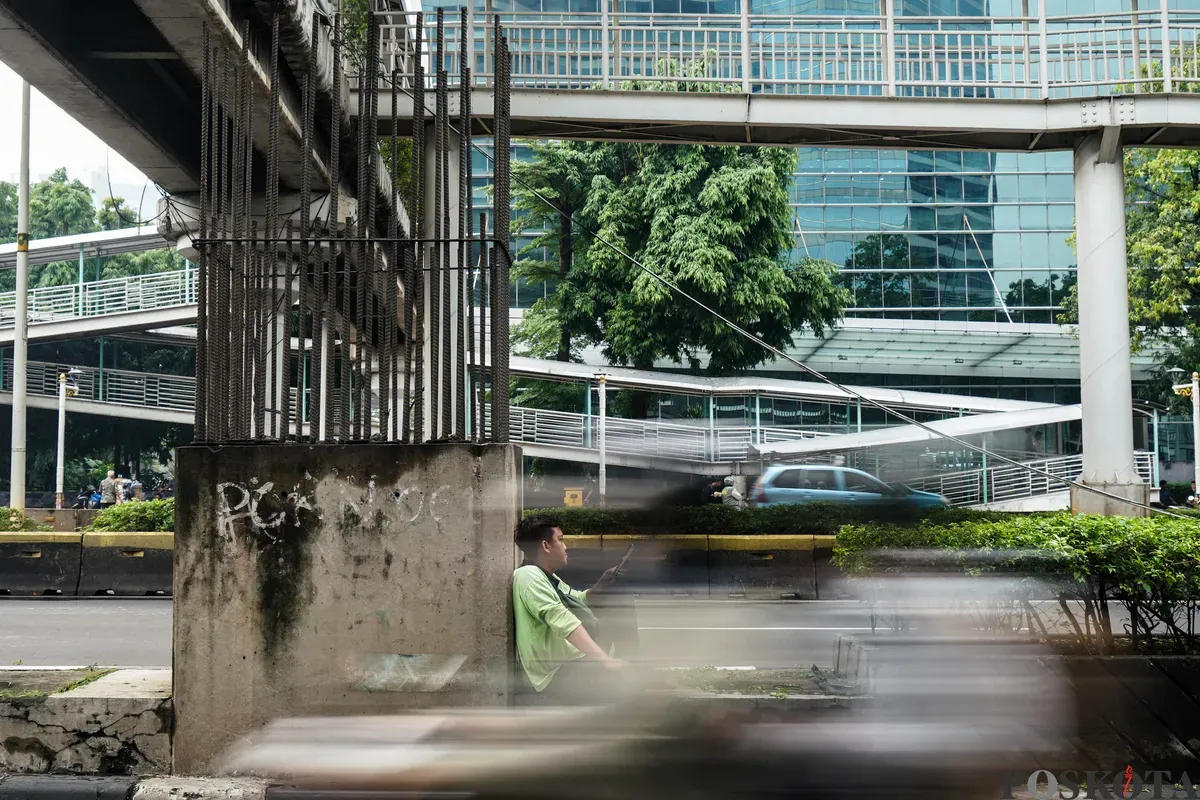 Sejumlah kendaraan melintas di samping deretan tiang pancang monorel yang belum selesai pengerjaannya di Jalan Rasuna Said, Kuningan, Jakarta Selatan, Rabu, 21 Mei 2025. (Sumber: Poskota/Bilal Nugraha Ginanjar)