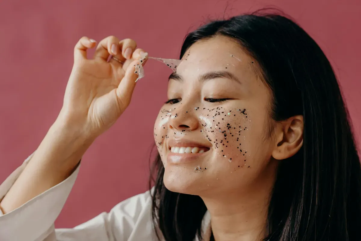 Cara buat masker eksfoliasi wajah. (Sumber: Pexels/Polina)