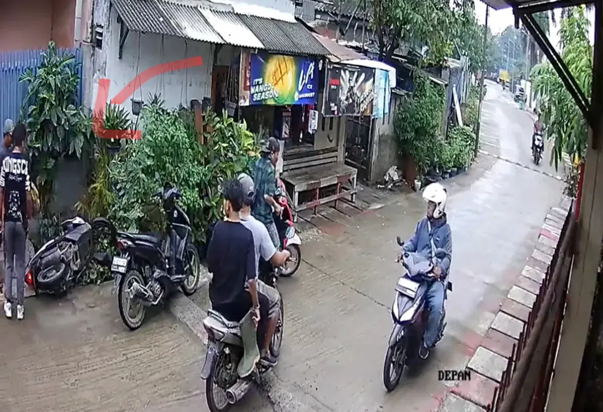 Tangkap layar CCTV saat seorang pria diintimidasi oleh kawanan yang diduga debt collector di kawasan Kalideres, Jakarta Barat, Kamis, 22 Mei 2025.