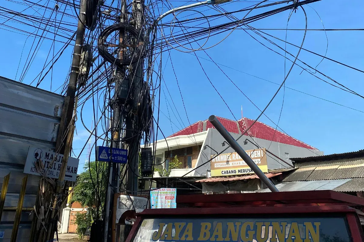 Kabel udara di Jalan Kavling DKI, Merayu Utara, Kembangan, Jakarta Barat, dikeluhkan warga. (Sumber: Istimewa)