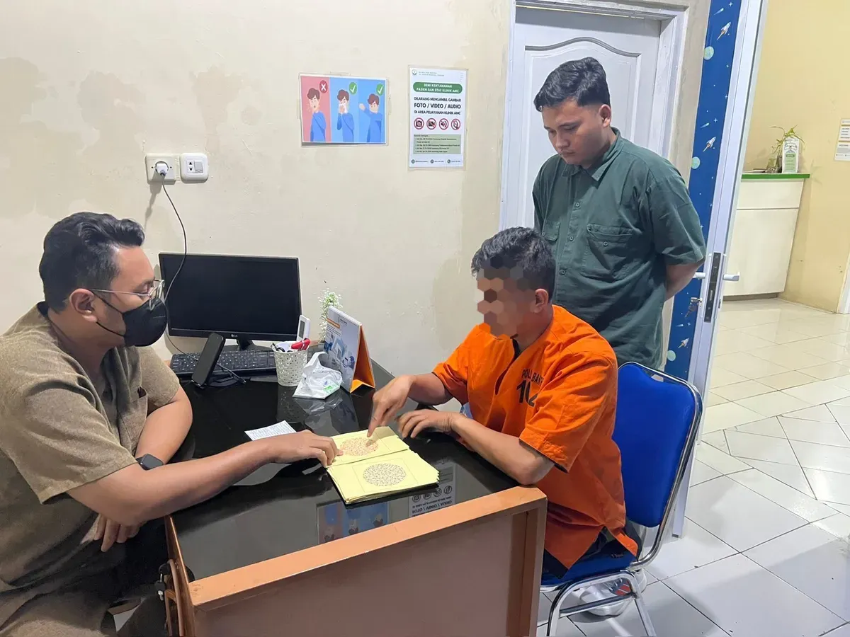 Tersangka AH mangan manager koperasi menjalani tes kesehatan sebelum dijebloskan ke dalam penjara. (Sumber: Polda Banten)