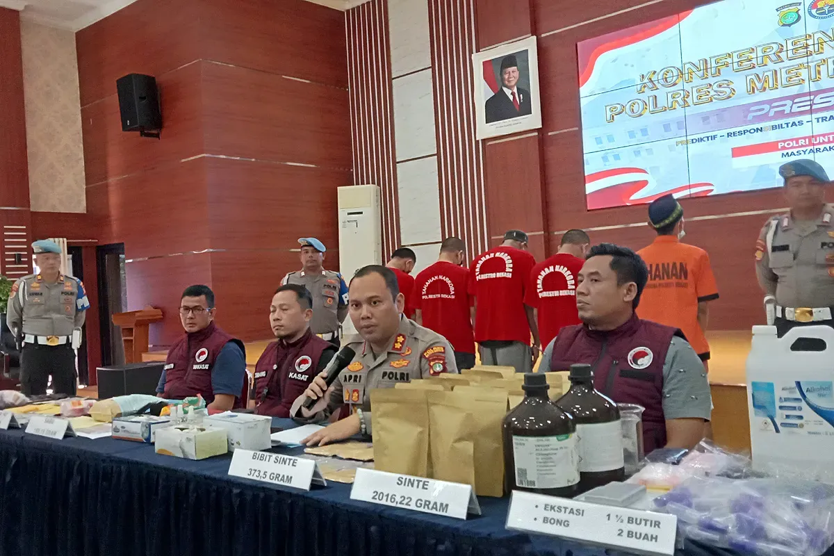 Satuan Reserse Narkoba Polres Metro Bekasi berhasil membekuk 5 orang pengedar narkoba. (Sumber: POSKOTA | Foto: Nurpini Aulia Rapika)