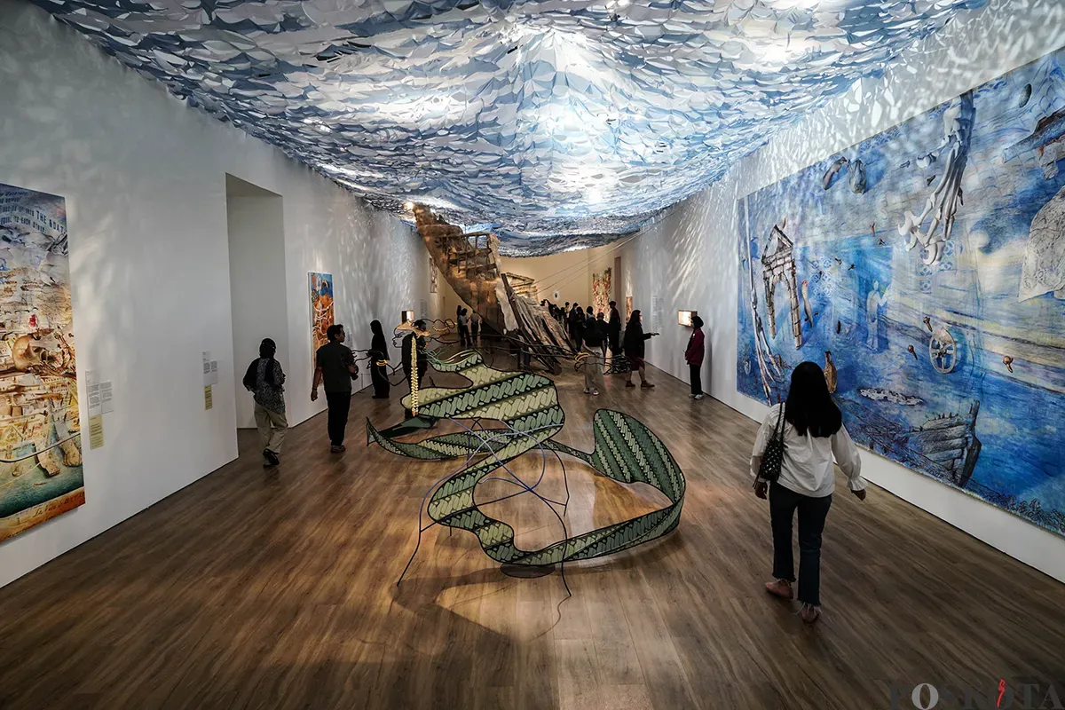 Pengunjung mengamati instalasi seni karya Kei Imazu pada Pameran The Sea is Barely Wrinkled di Museum Macan, Jakarta, Kamis, 22 Mei 2025. (Sumber: Poskota/Bilal Nugraha Ginanjar)