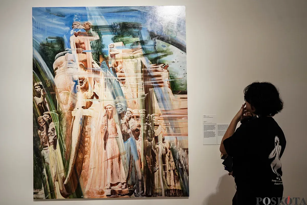 Pengunjung mengamati instalasi seni karya Kei Imazu pada Pameran The Sea is Barely Wrinkled di Museum Macan, Jakarta, Kamis, 22 Mei 2025. (Sumber: Poskota/Bilal Nugraha Ginanjar)