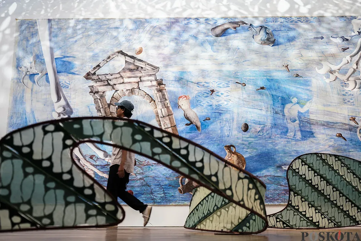 Pengunjung mengamati instalasi seni karya Kei Imazu pada Pameran The Sea is Barely Wrinkled di Museum Macan, Jakarta, Kamis, 22 Mei 2025. (Sumber: Poskota/Bilal Nugraha Ginanjar)