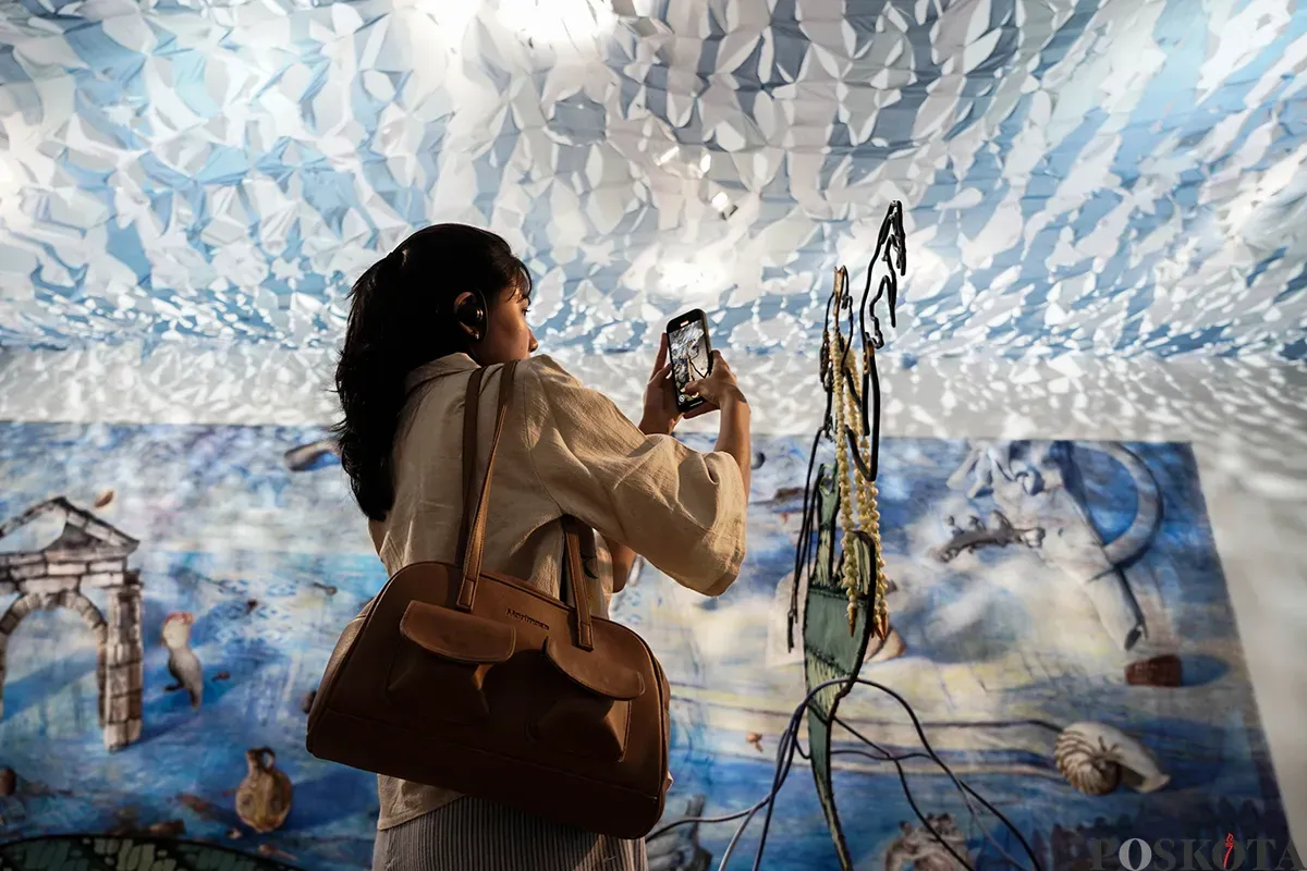 Pengunjung mengamati instalasi seni karya Kei Imazu pada Pameran The Sea is Barely Wrinkled di Museum Macan, Jakarta, Kamis, 22 Mei 2025. (Sumber: Poskota/Bilal Nugraha Ginanjar)