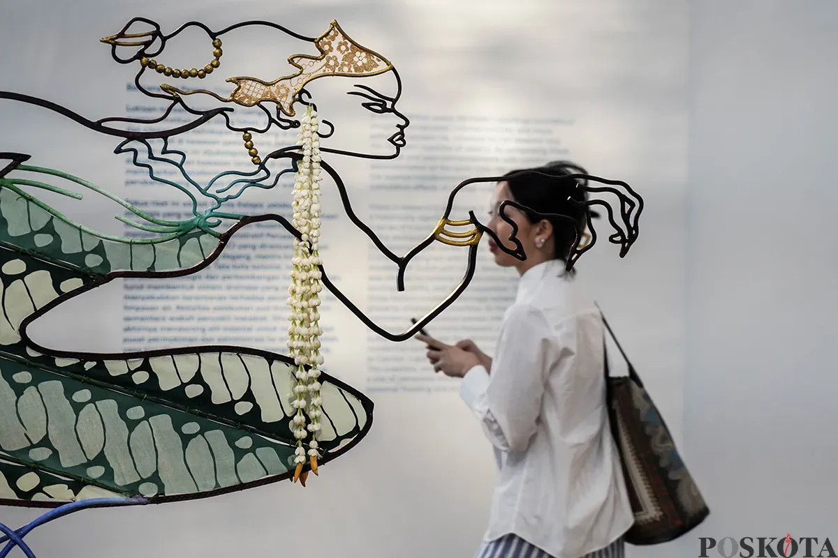 Pengunjung mengamati instalasi seni karya Kei Imazu pada Pameran The Sea is Barely Wrinkled di Museum Macan, Jakarta, Kamis, 22 Mei 2025. (Sumber: Poskota/Bilal Nugraha Ginanjar)